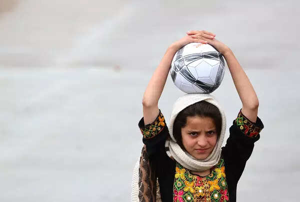 30 pictures of Afghan refugees housed in temporary shelters