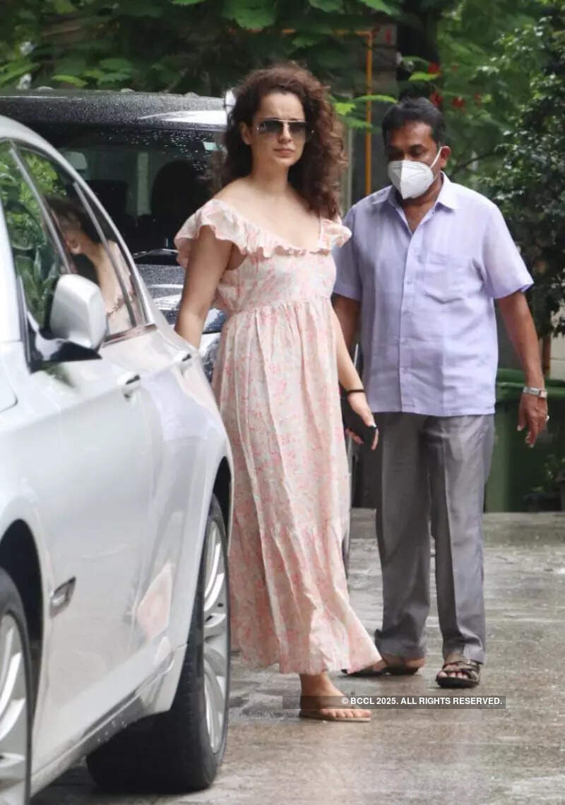 #ETimesSnapped: From Kareena Kapoor to Kangana Ranaut, paparazzi pictures of your favourite celebs