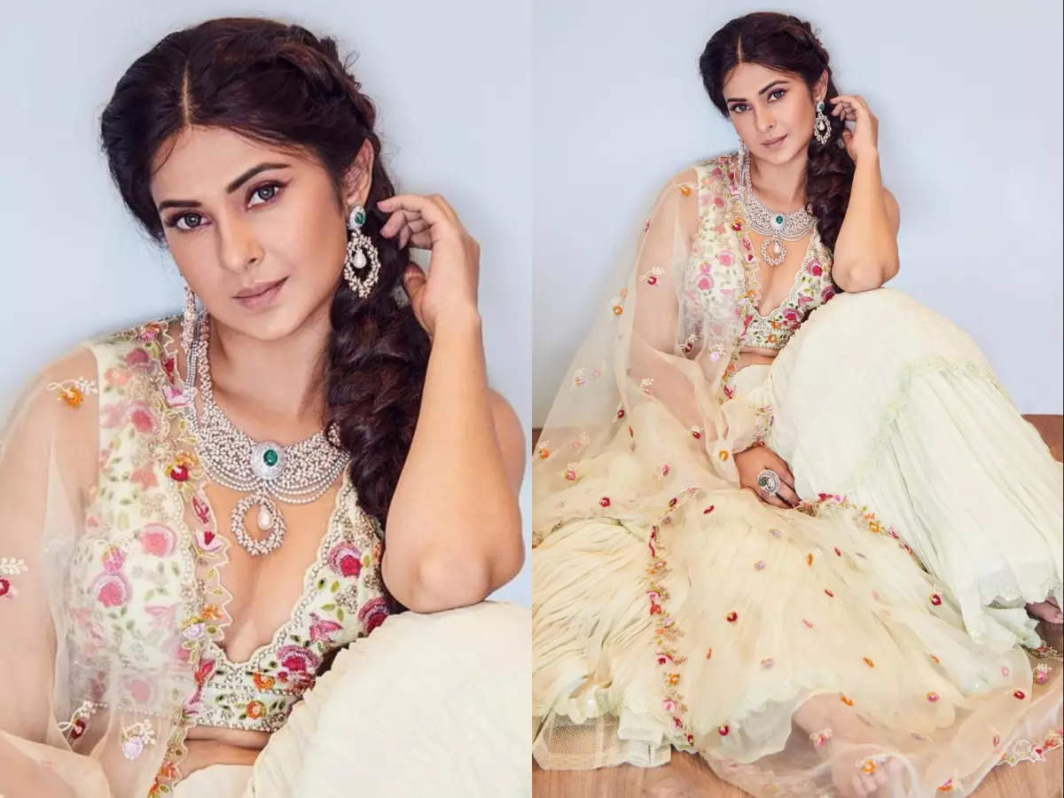 Jennifer Winget&#39;s mint green frilled lehenga is perfect for a day wedding | The Times of India