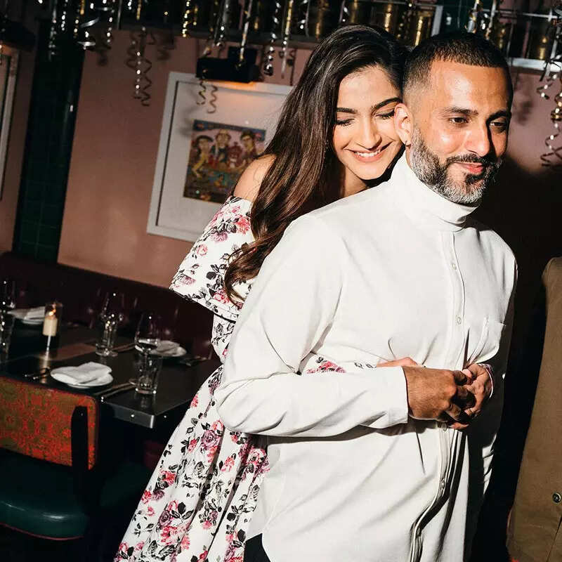 Sonam Kapoor shuts down pregnancy rumours, flaunts her toned abs in these new pictures