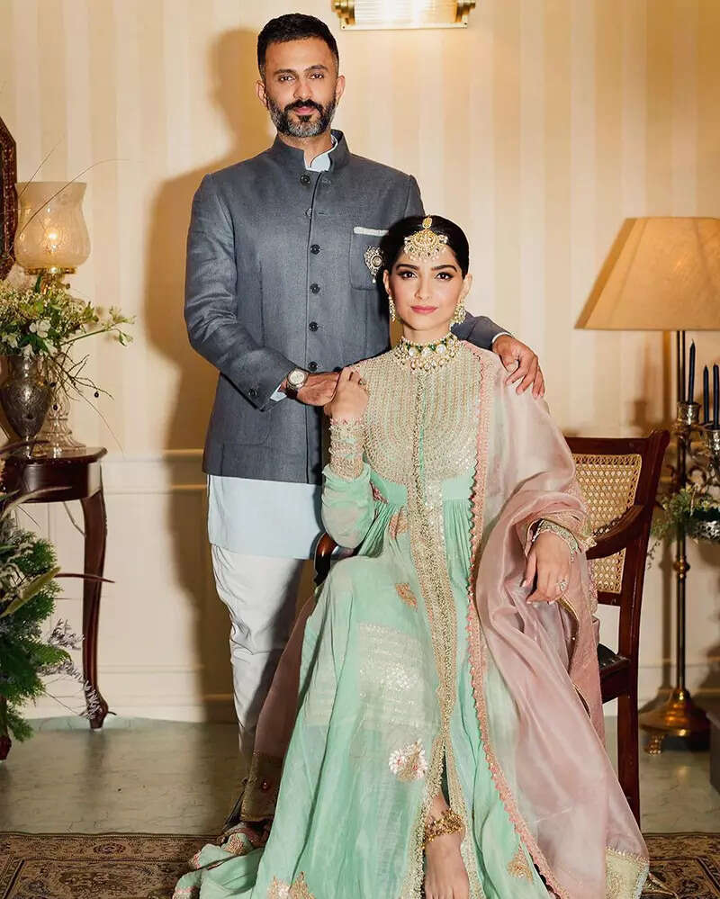 Sonam Kapoor shuts down pregnancy rumours, flaunts her toned abs in these new pictures