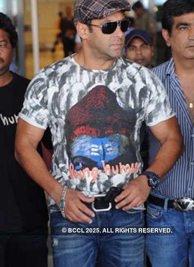 Salman spotted at Delhi airport