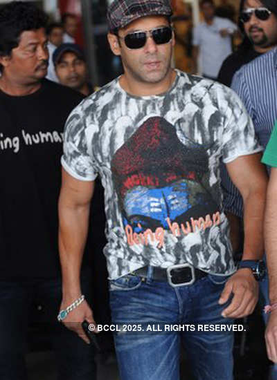 Salman spotted at Delhi airport