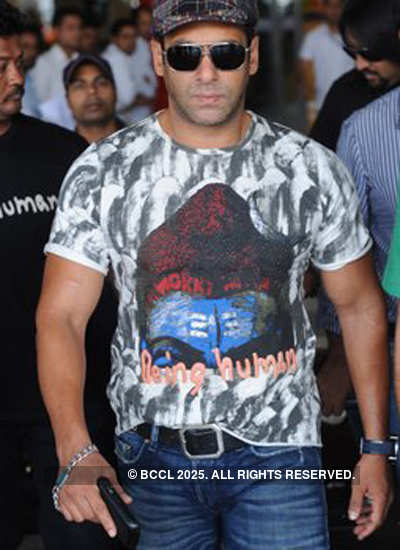 Salman spotted at Delhi airport