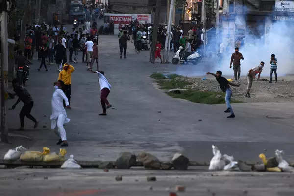 Clashes erupt in Srinagar after Syed Ali Shah Geelani’s death