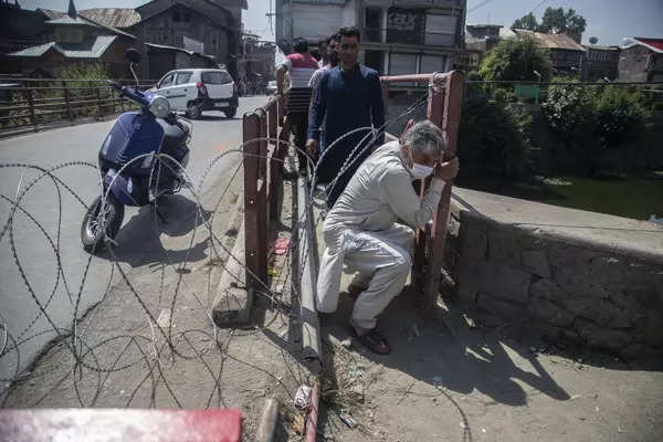 Clashes erupt in Srinagar after Syed Ali Shah Geelani’s death