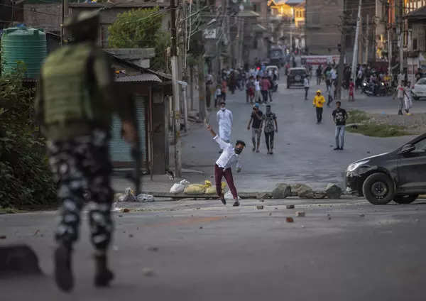 Clashes erupt in Srinagar after Syed Ali Shah Geelani’s death