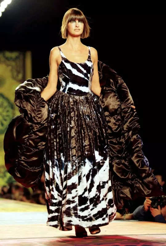 Linda Evangelista's Most Unforgettable Catwalk Moments In Photos ...