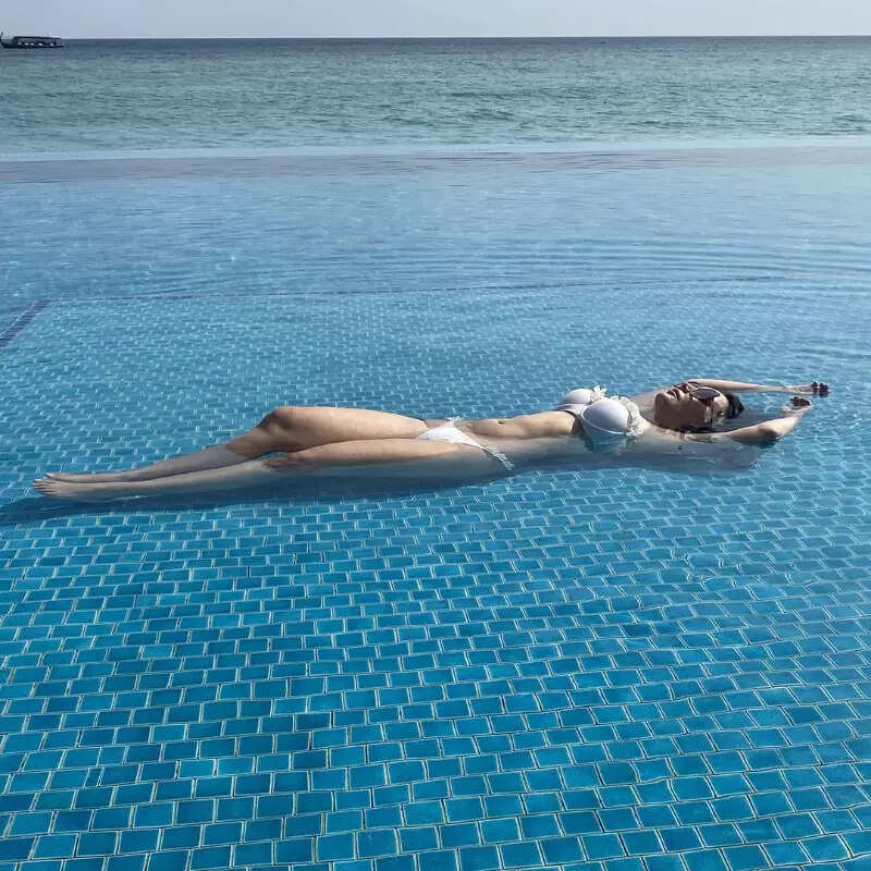 New loved-up pictures of Minissha Lamba with beau Akash Malik from their beach vacation go viral!