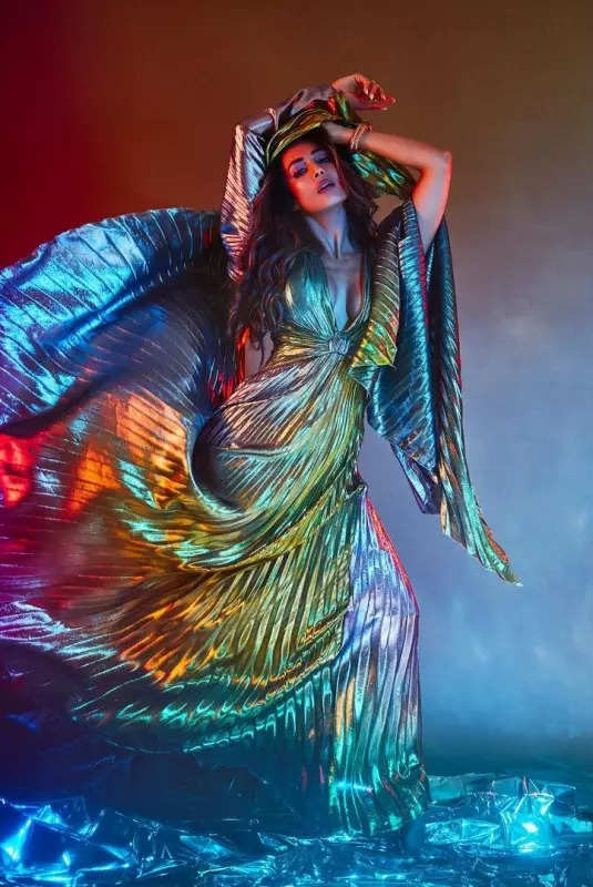 Malaika Arora's dramatic look in a ravishing metallic iridescent gown will leave you awestruck!