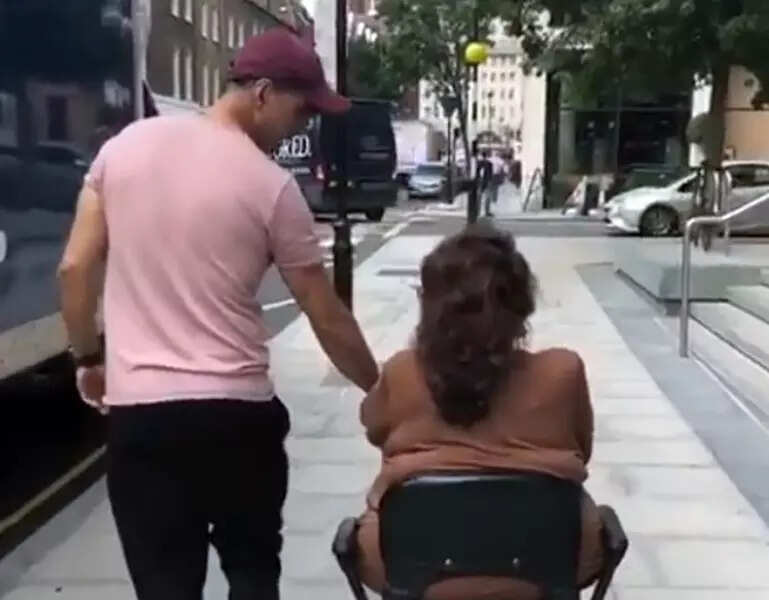 Candid moments of Akshay Kumar and his late mother will make you emotional