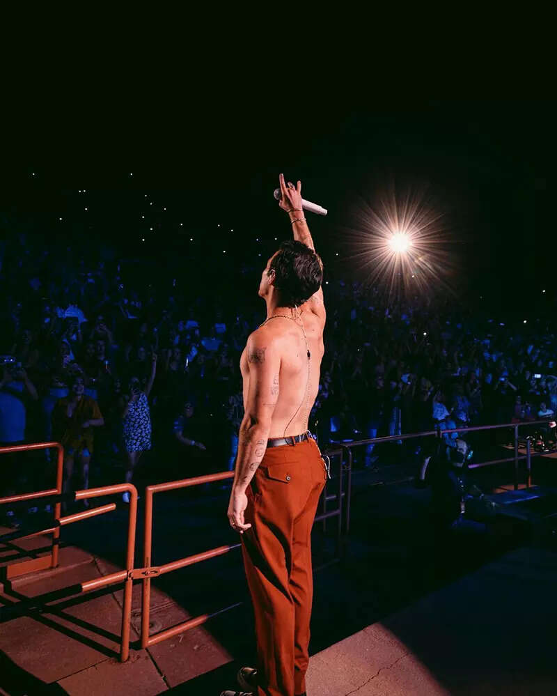 Pictures of Joe Jonas and Sophie Turner sharing a steamy kiss at concert go viral