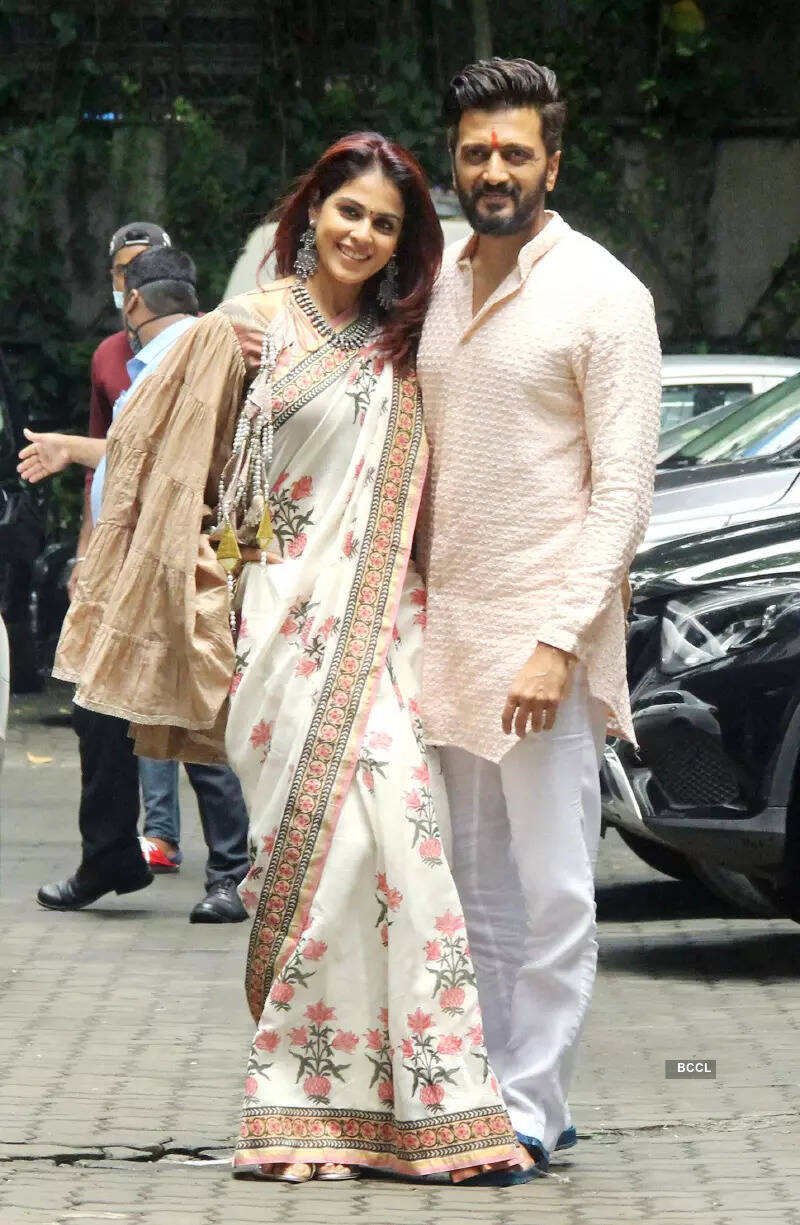 #ETimesSnapped: From Sara Ali Khan to Riteish-Genelia, paparazzi pictures of your favourite celebs