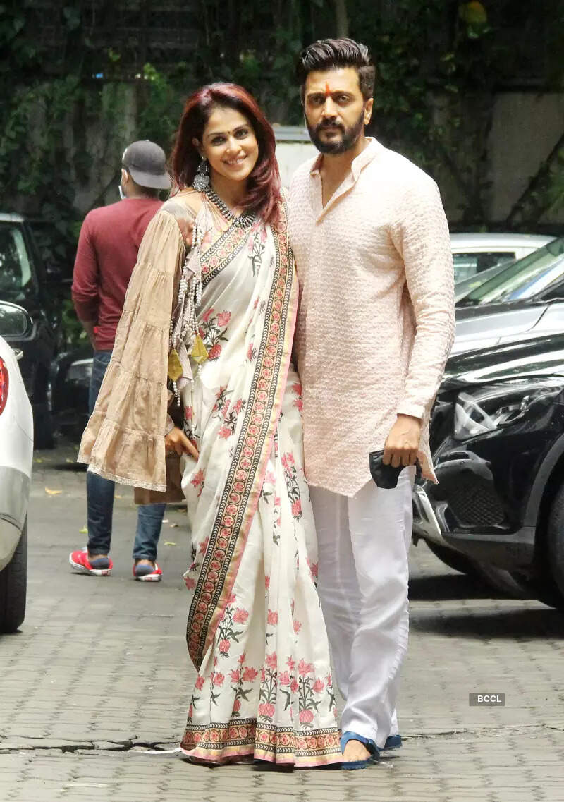 #ETimesSnapped: From Sara Ali Khan to Riteish-Genelia, paparazzi pictures of your favourite celebs