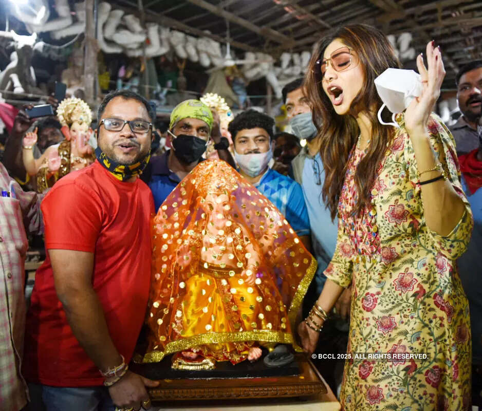 Shilpa Shetty gets trolled for sharing Ganesh Chaturthi&rsquo;s celebration pictures as hubby Raj Kundra is in jail
