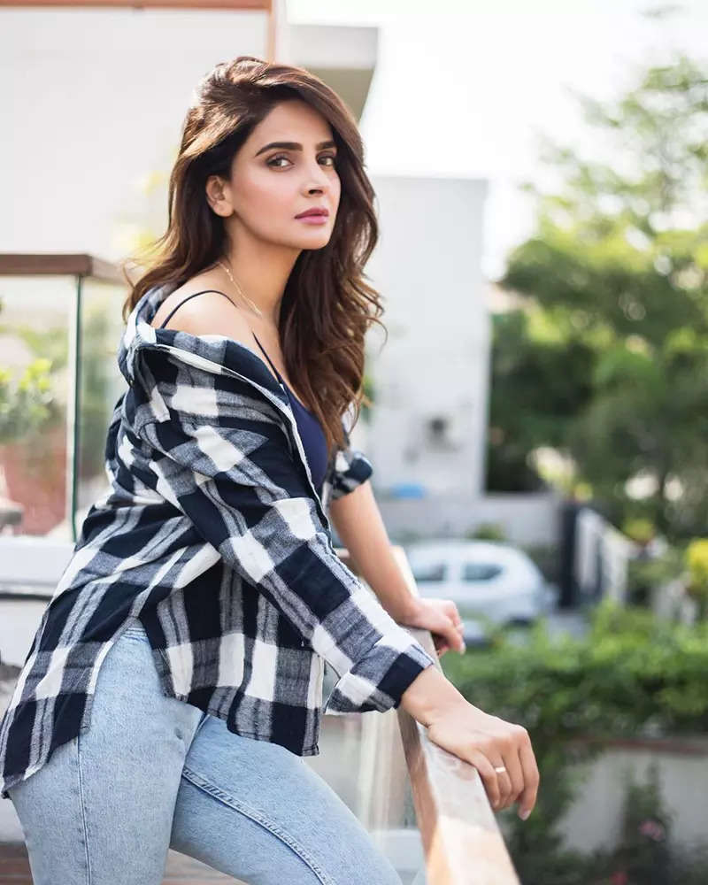 Pictures of Saba Qamar go viral after Pak court issues warrant against her