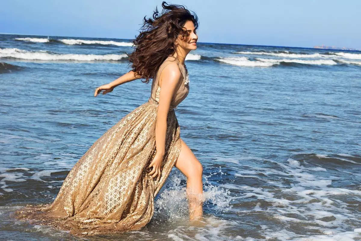 Pictures of Saba Qamar go viral after Pak court issues warrant against her