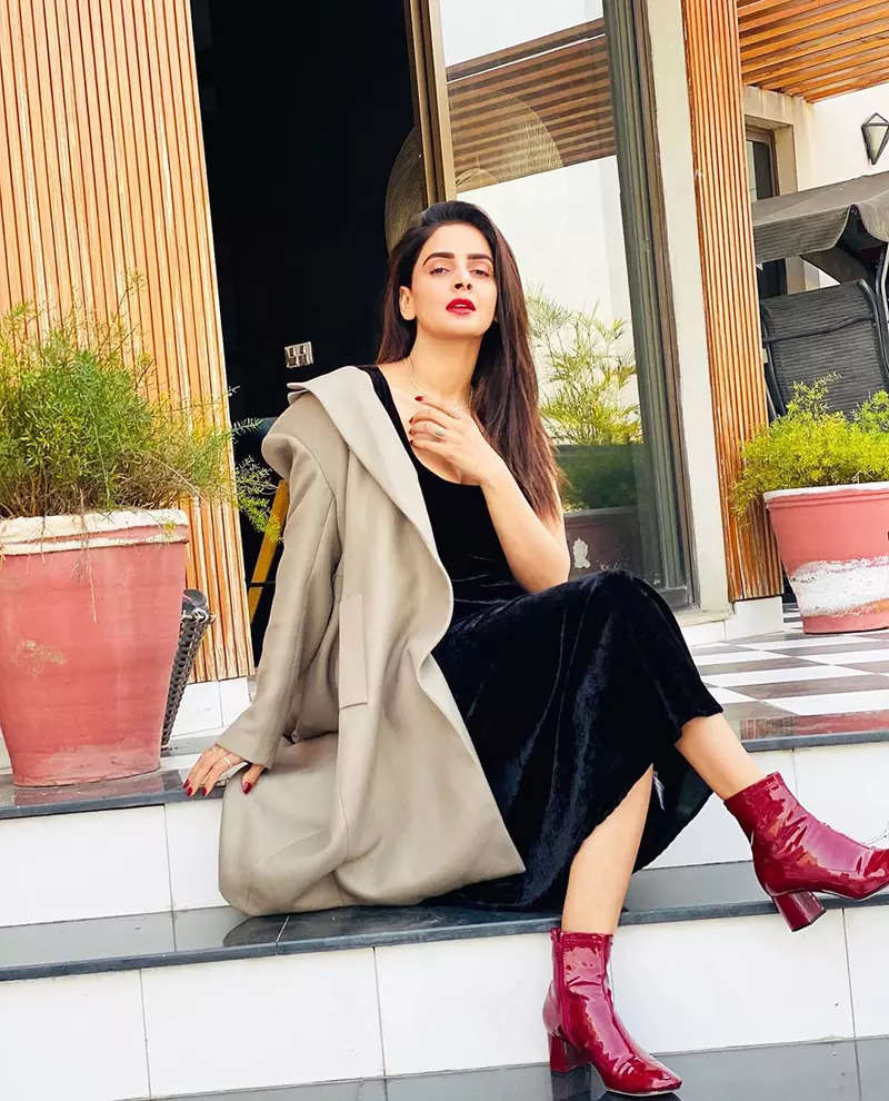 Pictures of Saba Qamar go viral after Pak court issues warrant against her