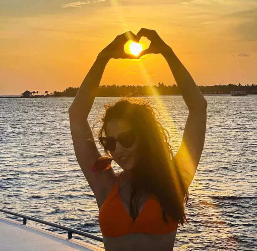 Sara Ali Khan’s beach pictures in pop coloured bikinis will make you crave for a vacation!