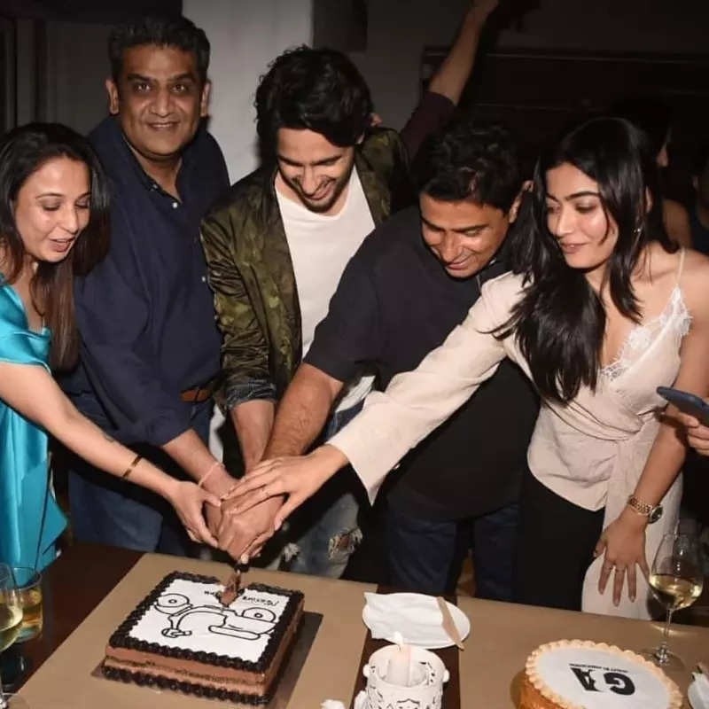 Sidharth Malhotra and Rashmika Mandanna chill with 'Mission Majnu' team at wrap-up party