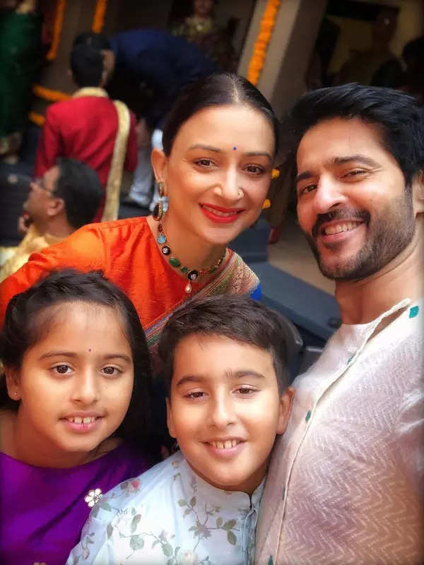 Hiten Tejwani shares a passionate kiss with wife Gauri Pradhan on her birthday