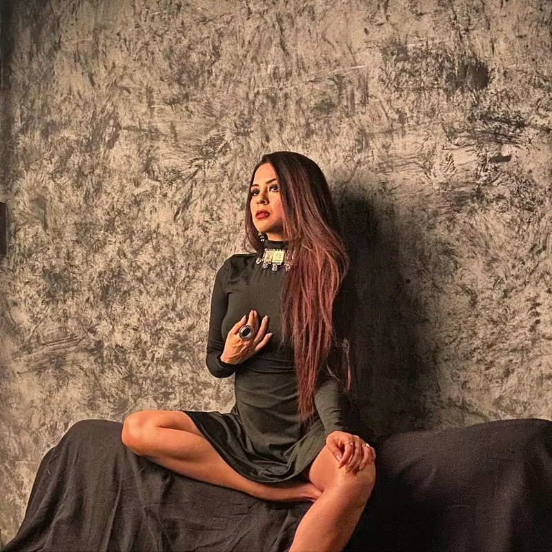 Shah Rukh Khan’s reel life daughter Sana Saeed shakes up the internet with her gorgeous pictures!