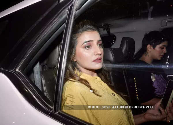 #ETimesSnapped: From Amyra Dastur to Jasmin Bhasin, paparazzi pictures of your favourite celebs