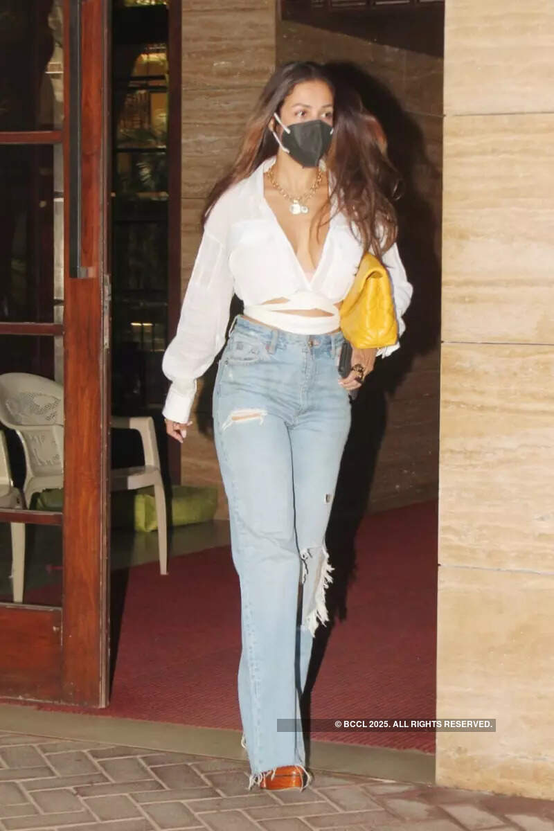 #ETimesSnapped: From Malaika Arora to Janhvi Kapoor, paparazzi pictures of your favourite celebs