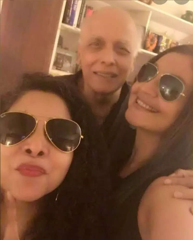Lovely pictures of Alia Bhatt celebrating birthday of Mahesh Bhatt with beau Ranbir Kapoor are simply unmissable!