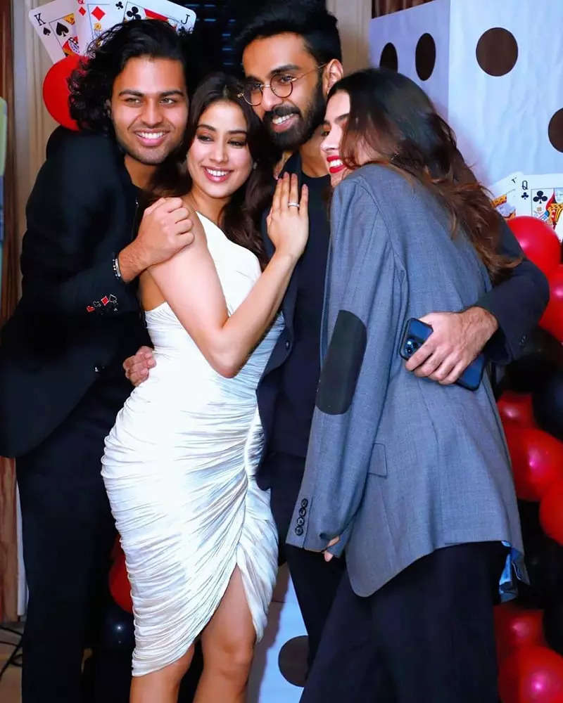 These kissing and hugging pictures of Janhvi Kapoor and rumoured ex Akshat Ranjan go viral