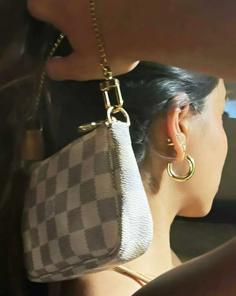 Netizens go gaga as Suhana Khan teases fans with mirror selfies in a trendy cut-out tee and leather pants