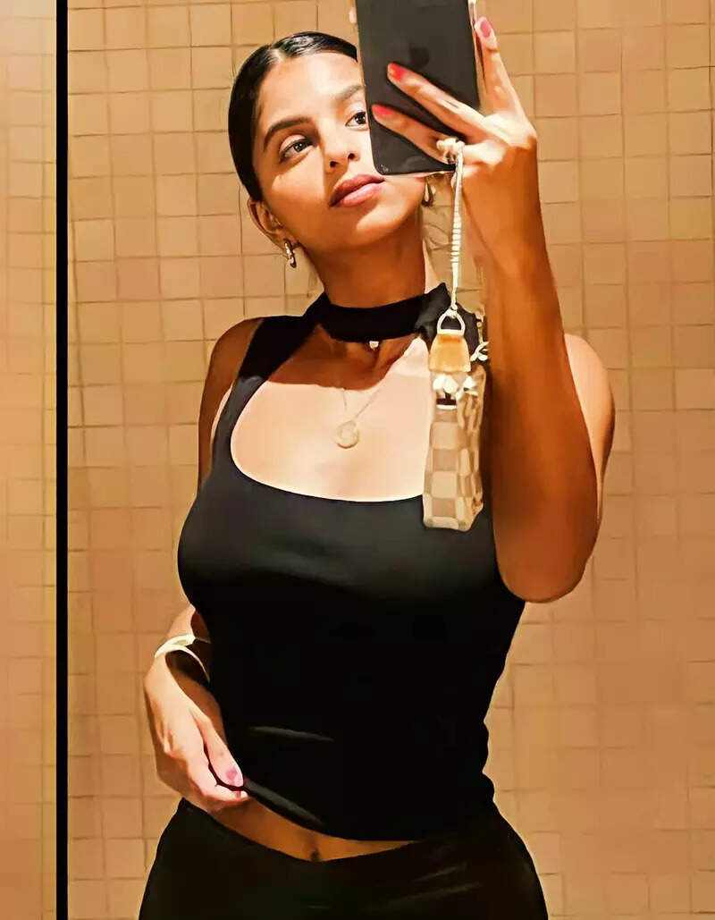 Netizens go gaga as Suhana Khan teases fans with mirror selfies in a trendy cut-out tee and leather pants