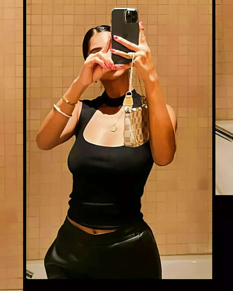 Netizens go gaga as Suhana Khan teases fans with mirror selfies in a trendy cut-out tee and leather pants