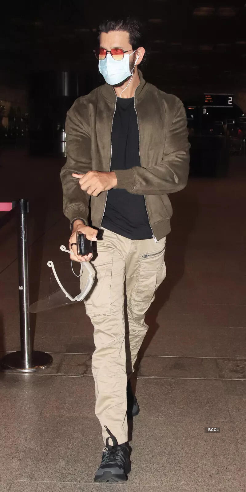 #ETimesSnapped: From Hrithik Roshan to Kangana Ranaut, paparazzi pictures of your favourite celebs