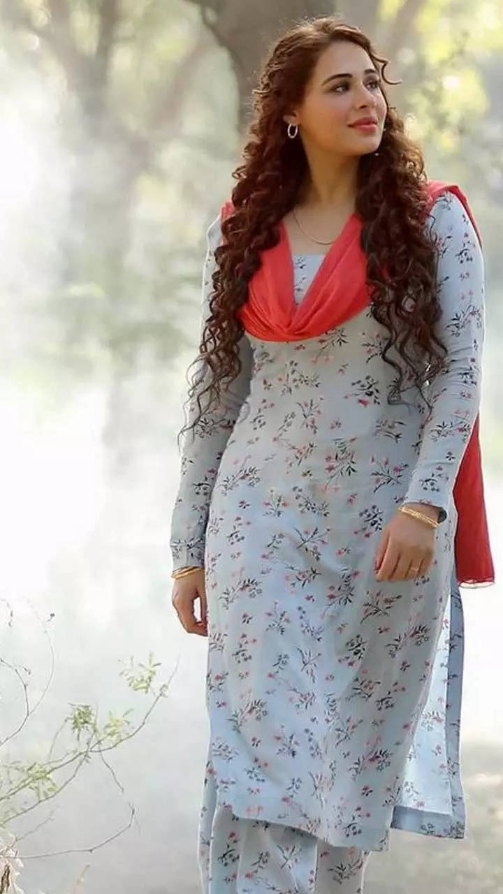 Pin by Jasmine on ♡prabhgrewala | Punjabi hairstyles, Actress hairstyles,  Long hair wedding styles
