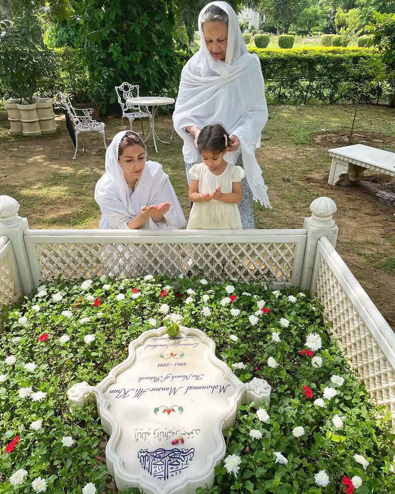 Soha Ali Khan with Sharmila Tagore & little Inaaya offer prayers at Mansur Ali Khan Pataudi's grave on his 10th death anniversary