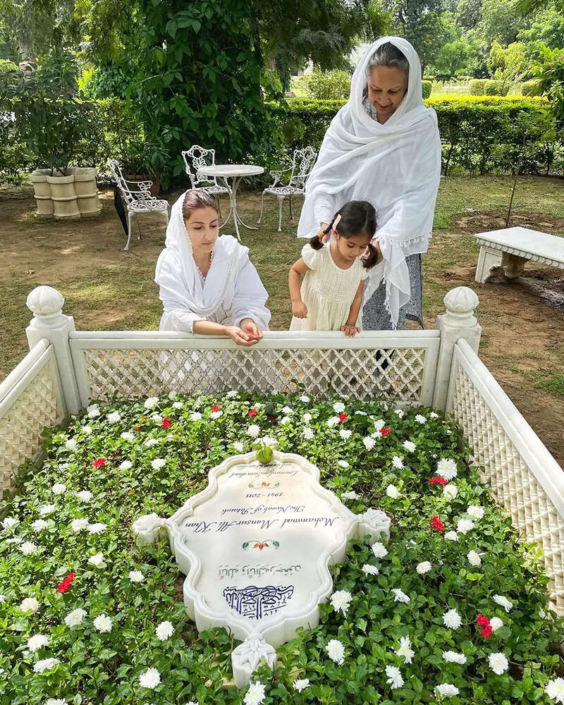 Soha Ali Khan with Sharmila Tagore & little Inaaya offer prayers at Mansur Ali Khan Pataudi's grave on his 10th death anniversary