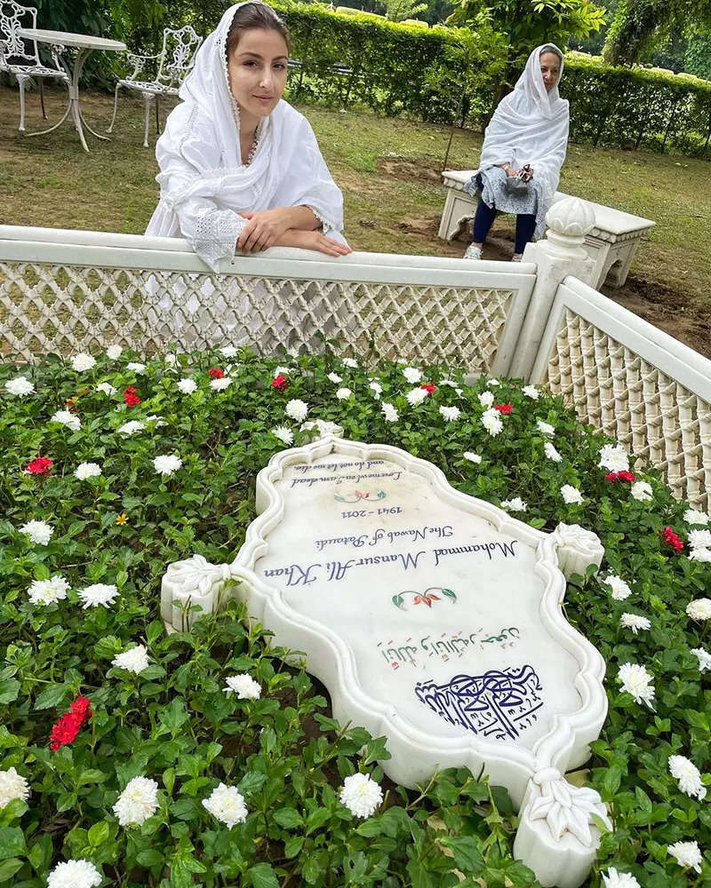 Soha Ali Khan with Sharmila Tagore & little Inaaya offer prayers at Mansur Ali Khan Pataudi's grave on his 10th death anniversary