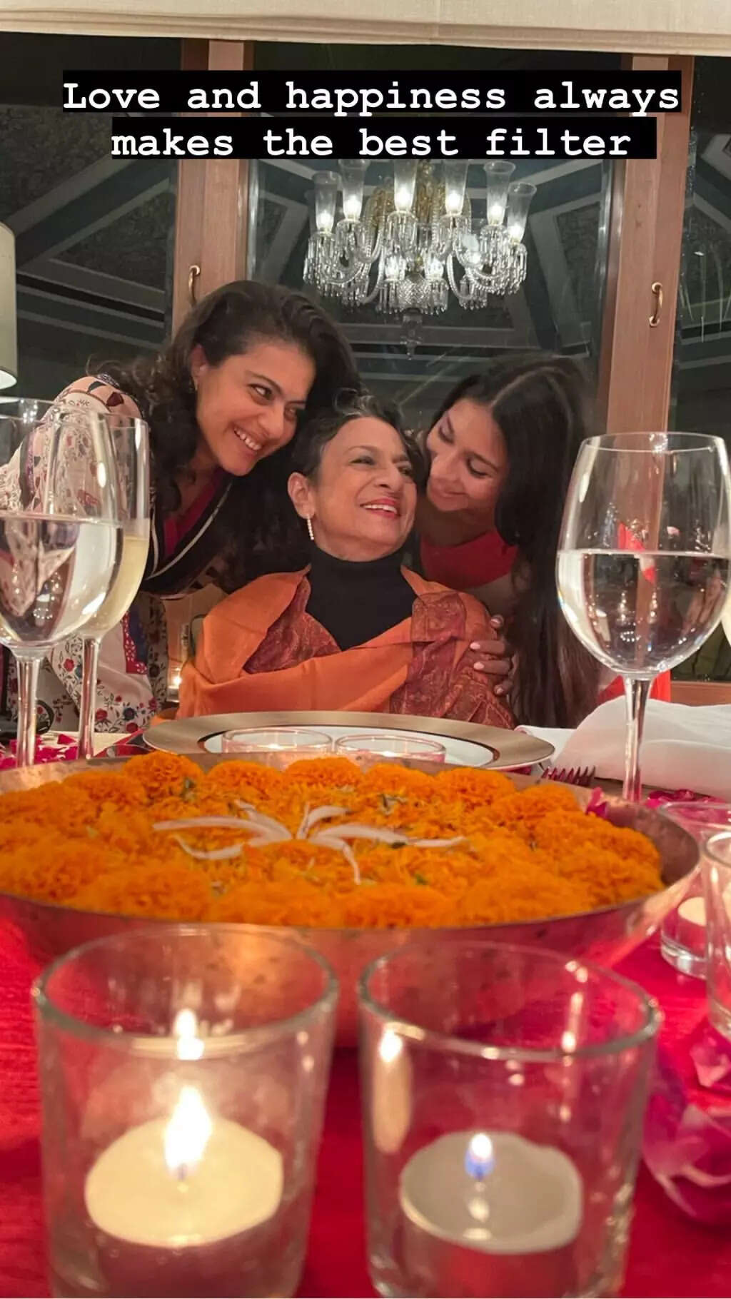 tanuja: Kajol, Tanishaa Mukerji enjoy dinner with mother Tanuja on her ...