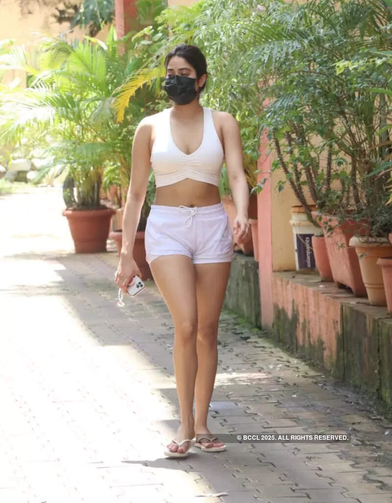 #ETimesSnapped: From Kriti Sanon to Janhvi Kapoor, paparazzi pictures of your favourite celebs