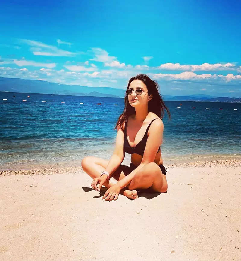 These breathtaking pictures of Parineeti Chopra in stylish swimsuits will surely make you hit the beach