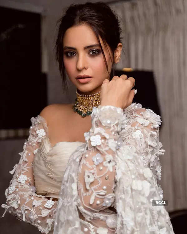 <BR> sets the temperature soaring with these pictures!