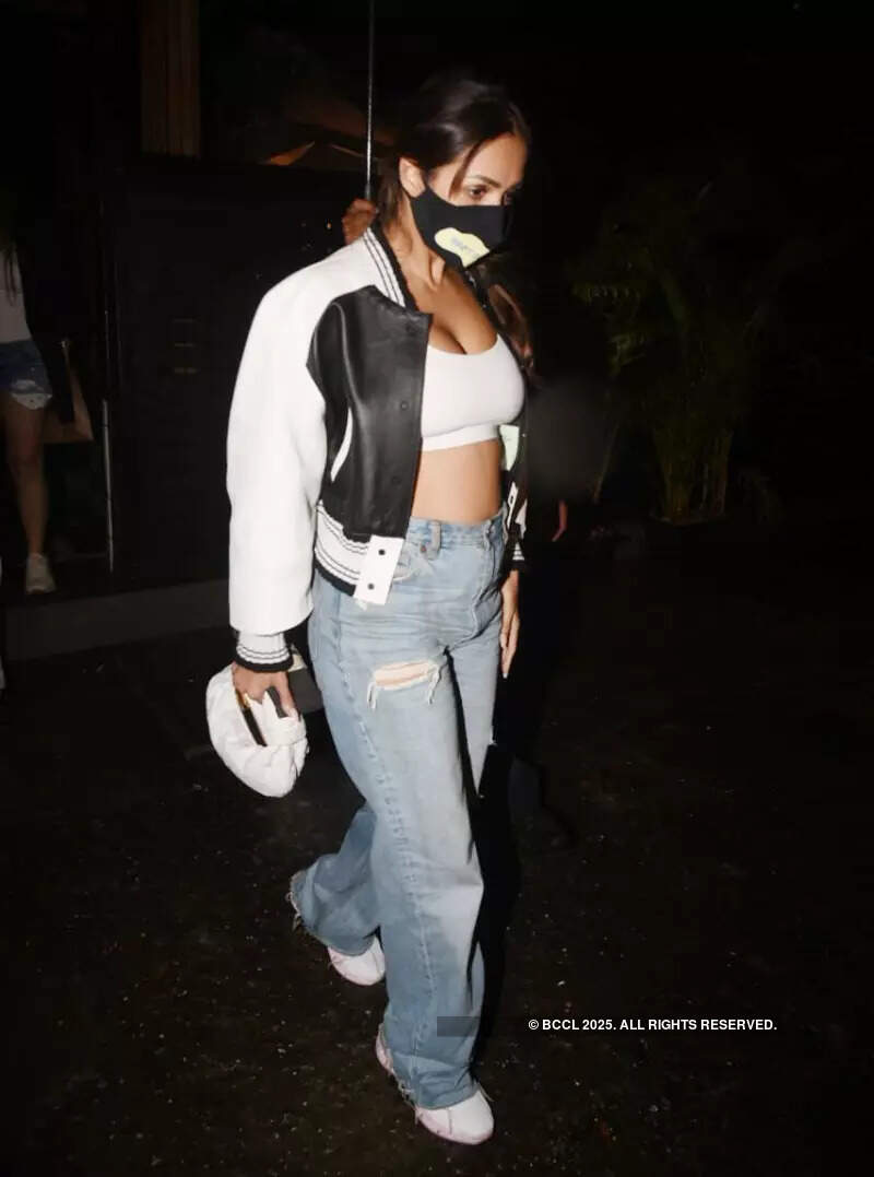 #ETimesSnapped: From Malaika Arora to Janhvi Kapoor, paparazzi pictures of your favourite celebs