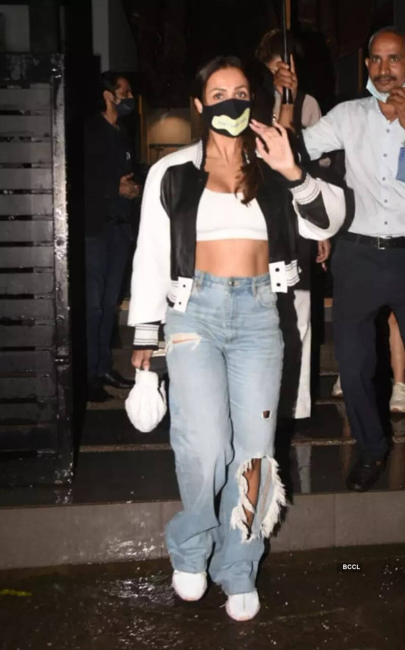 #ETimesSnapped: From Malaika Arora to Janhvi Kapoor, paparazzi pictures of your favourite celebs