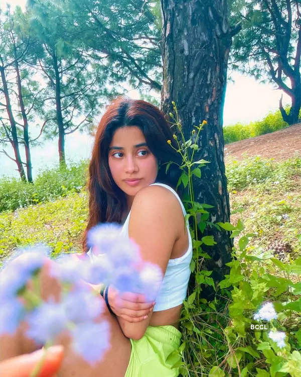 Janhvi Kapoor's trekking pictures with girl gang go viral