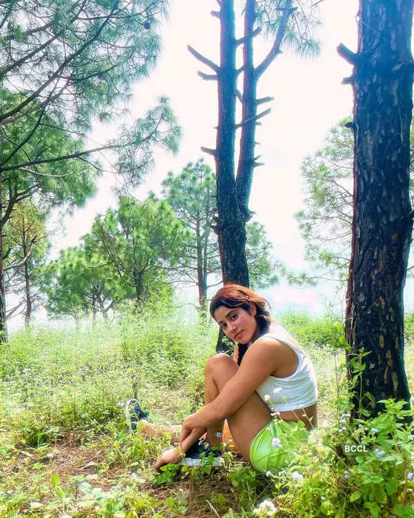 Janhvi Kapoor's trekking pictures with girl gang go viral
