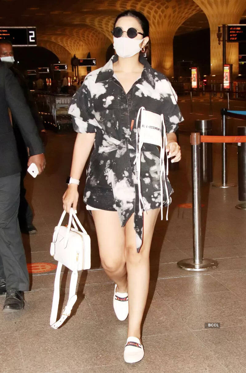 #ETimesSnapped: From Kareena Kapoor to Malaika Arora, paparazzi pictures of your favourite celebs