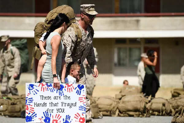 Tear-jerking images of US Marines who returned home