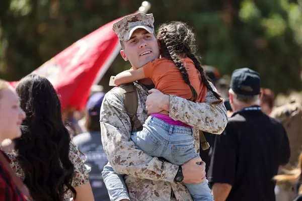 Tear-jerking images of US Marines who returned home