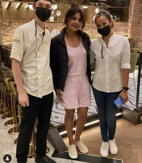 Priyanka Chopra se va a cenar en medio del rodaje de ‘Castle’ en España, obligando a los fans a sacar fotos |  Noticias de películas en hindi